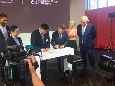 Главният изпълнителен директор на Vinexpo Guillaume Deglise и директорът на маркетплейс платформата за бързооборотни стоки Tmall Lei Zhao подписват меморандума.